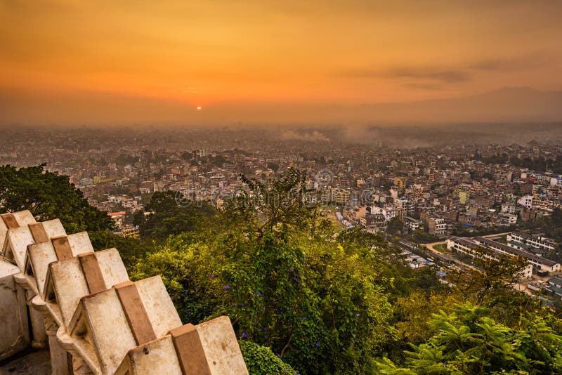Soluppgång ovanför Katmandu, Nepal som beskådas från den Swayambhunath ten royaltyfri foto