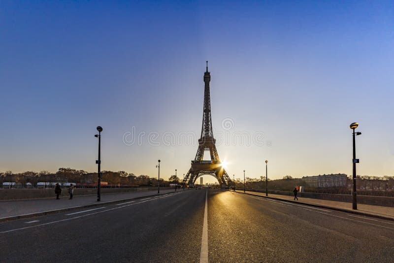 Soluppgång på den Iena bron över Paris arkivfoton Soluppgång på den Iena bron över Paris arkivfoton