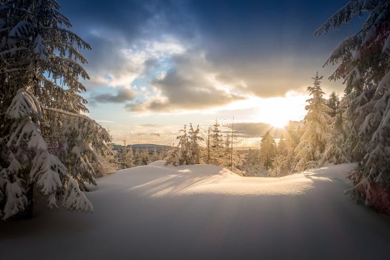 Soluppgång på det skojade berget arkivbild Soluppgång på det skojade berget arkivbild