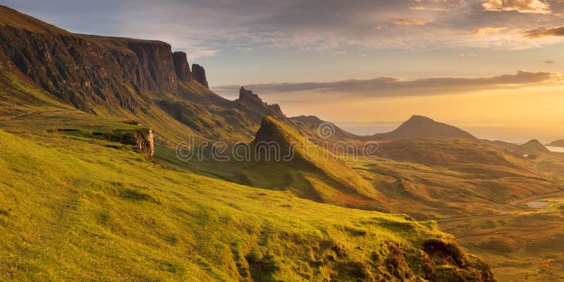Soluppgång på Quiraing, ö av Skye, Skottland fotografering för bildbyråer Soluppgång på Quiraing, ö av Skye, Skottland fotografering för bildbyråer