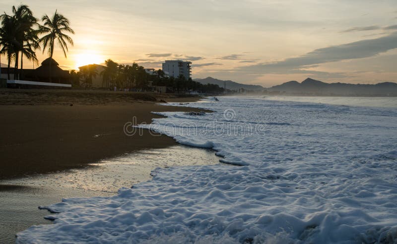 Soluppgång på stranden i Mexico Manzanillo royaltyfri bild Soluppgång på stranden i Mexico Manzanillo royaltyfri bild