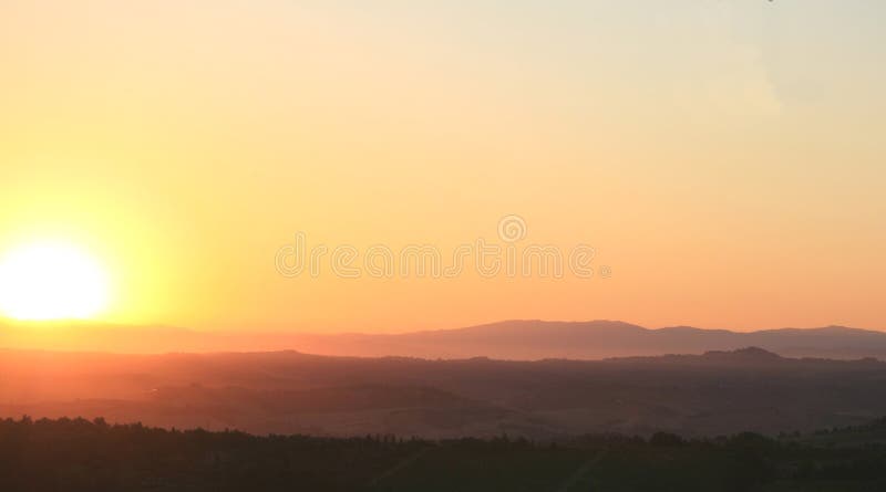 soluppgång tuscany royaltyfria bilder soluppgång tuscany royaltyfria bilder