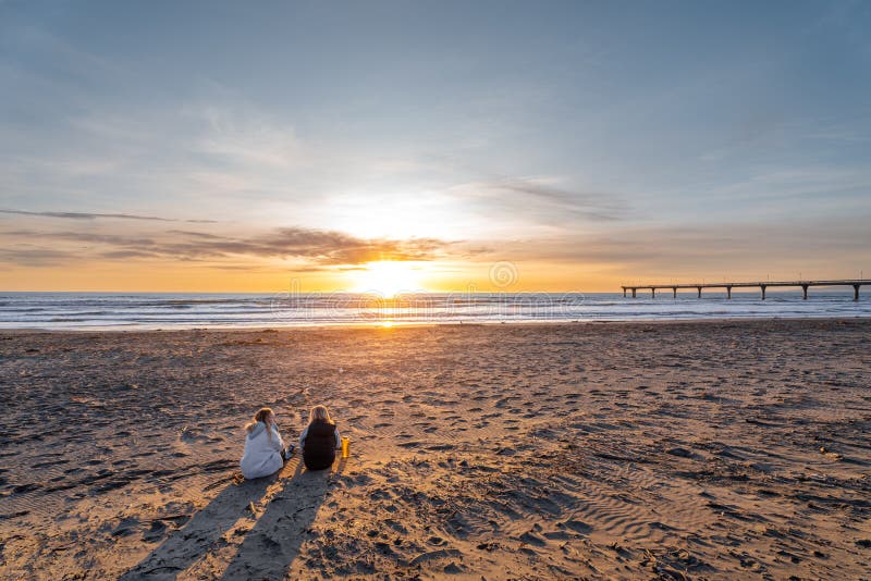 Soluppgång vid ny brighton-pir, den nya zealand. royaltyfria bilder