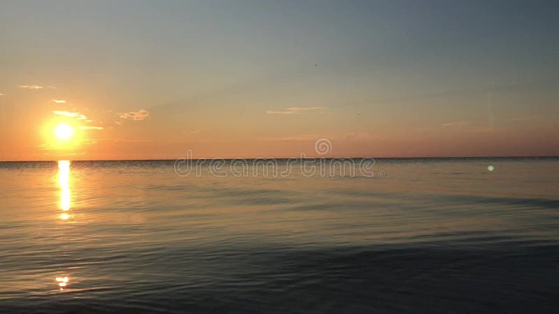 Soluppgång över det lugna havet, solig väg