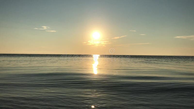 Soluppgång över det lugna havet, solig väg