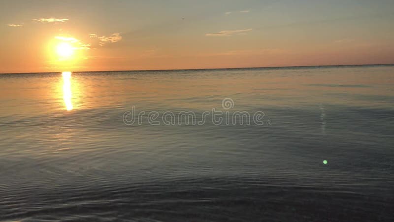 Soluppgång över det lugna havet, solig väg