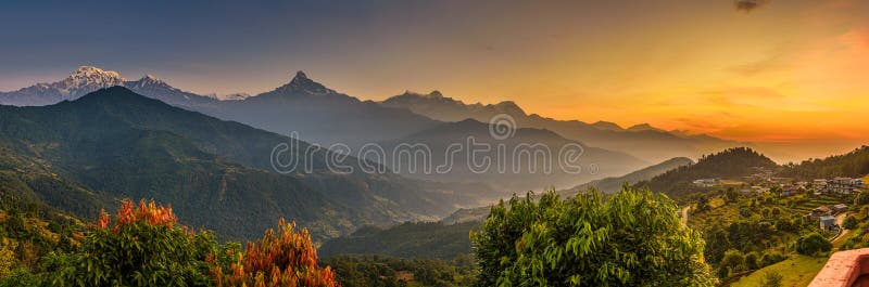 Soluppgång över Himalaya berg