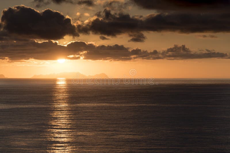 Soluppgång över Isla Desertas Madeira royaltyfri fotografi Soluppgång över Isla Desertas Madeira royaltyfri fotografi