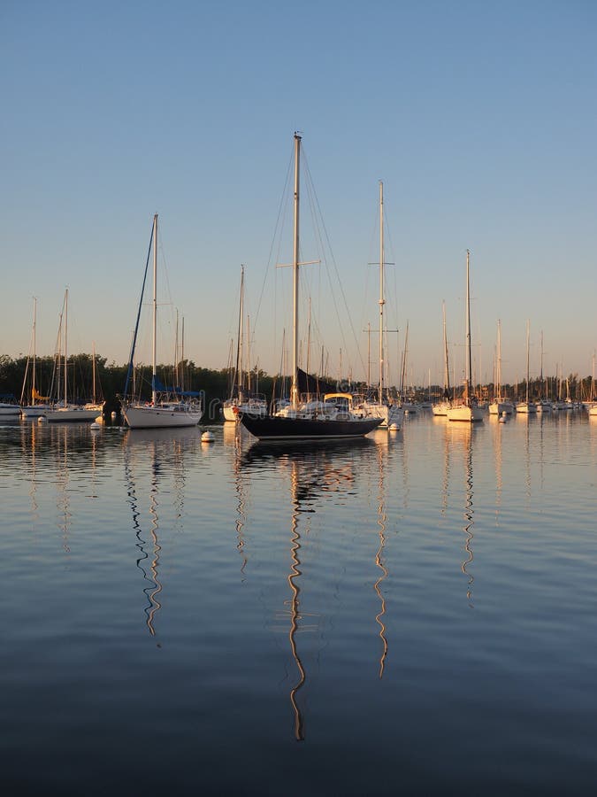 Soluppgång över matställetangentmarina, Miami arkivfoton Soluppgång över matställetangentmarina, Miami arkivfoton