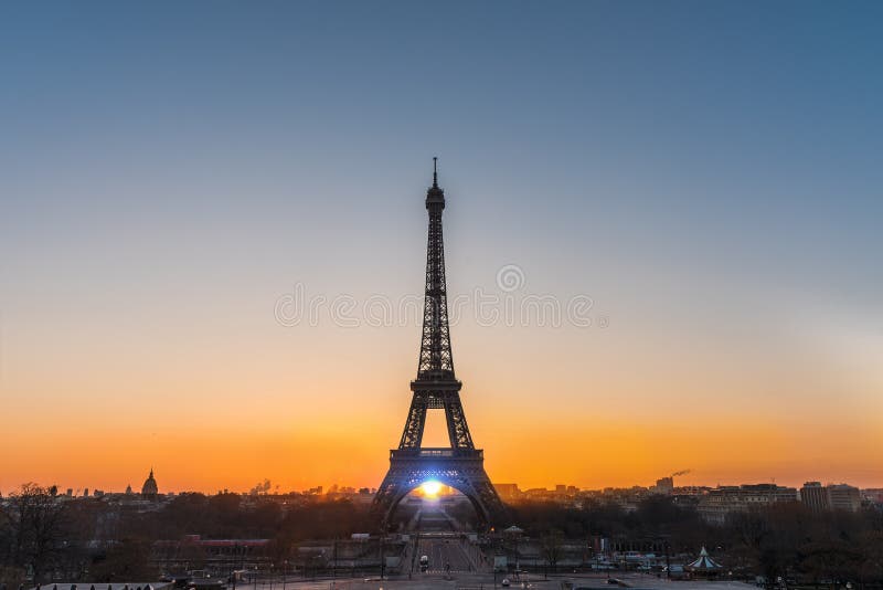 Soluppgång över Paris arkivfoto Soluppgång över Paris arkivfoto