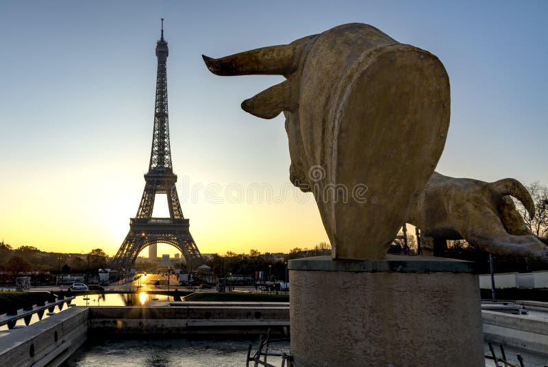 Soluppgång över Paris royaltyfria bilder Soluppgång över Paris royaltyfria bilder