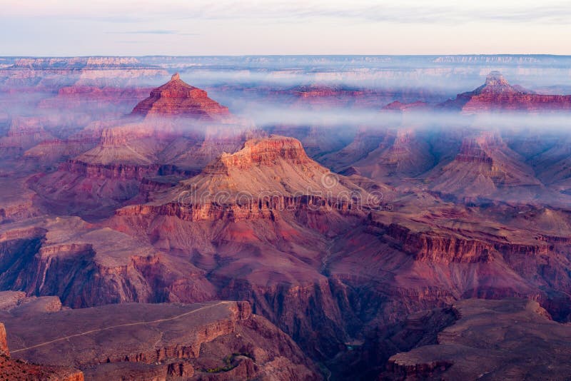 Soluppgångbild av den Grand Canyon nationalparken med ottaogenomskinlighet och dimma, Arizona, USA royaltyfri foto Soluppgångbild av den Grand Canyon nationalparken med ottaogenomskinlighet och dimma, Arizona, USA royaltyfri foto