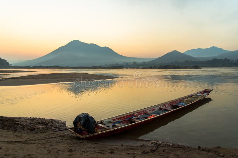 Soluppgångfartyg Mekong River royaltyfria foton Soluppgångfartyg Mekong River royaltyfria foton