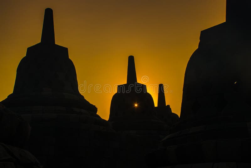 Soluppgångkonturer av den buddistiska templet komplexa Borobudur, Yogyakarta, Jawa, Indonesien arkivbild Soluppgångkonturer av den buddistiska templet komplexa Borobudur, Yogyakarta, Jawa, Indonesien arkivbild