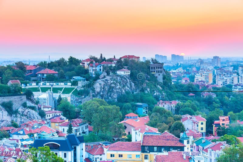 Soluppgångpanorama av den Plovdiv staden, Bulgarien fotografering för bildbyråer Soluppgångpanorama av den Plovdiv staden, Bulgarien fotografering för bildbyråer