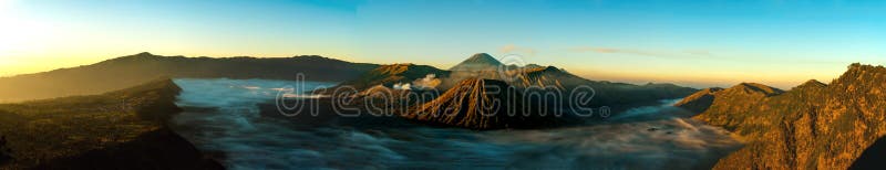 Soluppgångpanorama på vulkanmonteringen Bromo arkivbild Soluppgångpanorama på vulkanmonteringen Bromo arkivbild