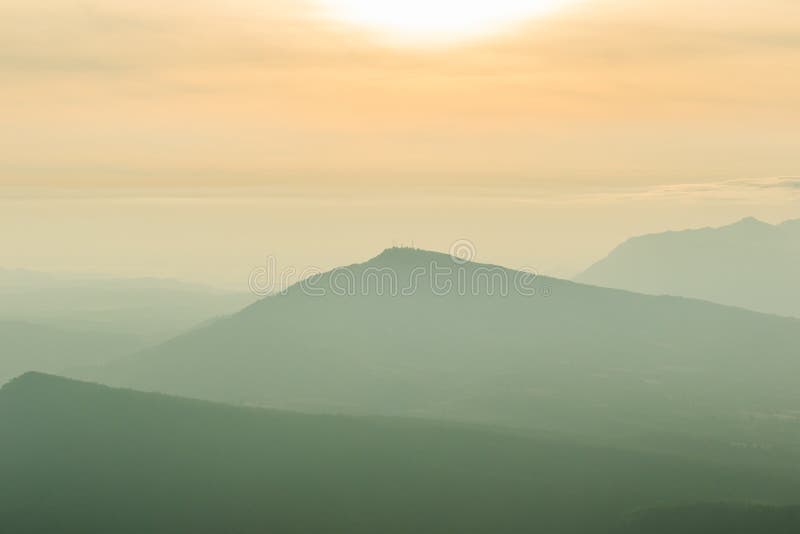 Soluppgångsikt av landskapet på tropisk bergskedja Phu Nat Rua royaltyfri foto Soluppgångsikt av landskapet på tropisk bergskedja Phu Nat Rua royaltyfri foto