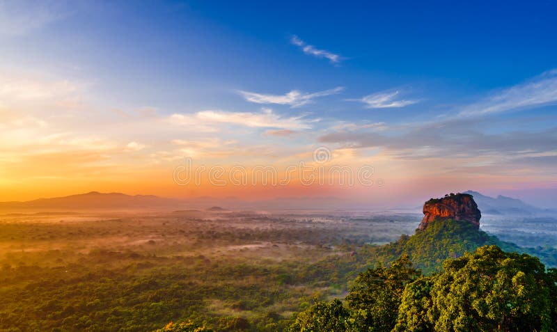 Soluppgångsikten till Sigiriya vaggar - Lion Rock - från Pidurangala vaggar i Sri Lanka fotografering för bildbyråer Soluppgångsikten till Sigiriya vaggar - Lion Rock - från Pidurangala vaggar i Sri Lanka fotografering för bildbyråer
