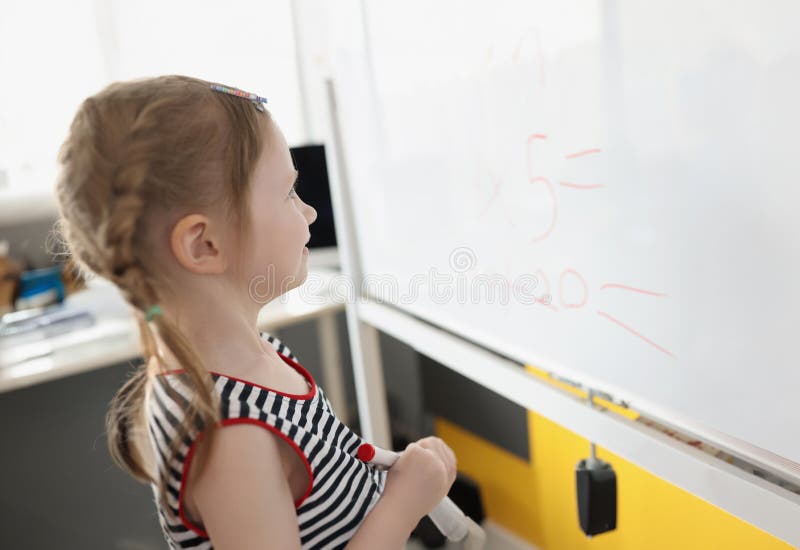 Solution d'écriture de tout-petit sur le tableau blanc dans le processus scolaire photos stock