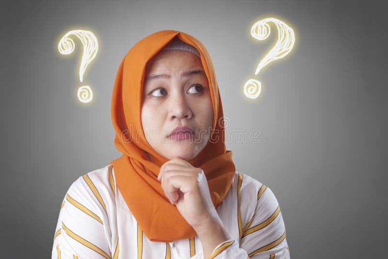 Solution de pensée de femme musulmane pour résoudre le problème images libres de droits Solution de pensée de femme musulmane pour résoudre le problème images libres de droits
