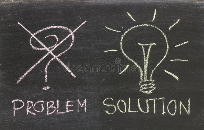 Soluzioni di problemi scritte a mano con gesso bianco su una lavagna ... Problemi con soluzioni