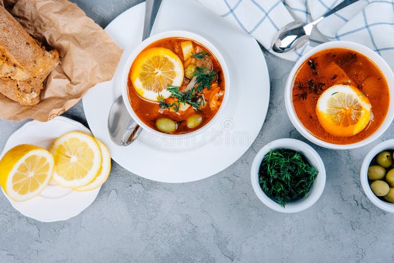 Solyanka en tjock soppa av grönsaker och kött som tjänas som med citronen och oliv arkivfoton Solyanka en tjock soppa av grönsaker och kött som tjänas som med citronen och oliv arkivfoton