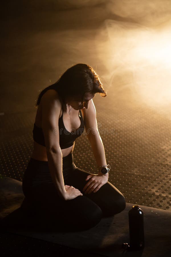 Som engagerad fitness-entusiast är verkligen framgångsrik i energiskapande miljöer som inspirerar och stöder min orubbliga kraft royaltyfria bilder