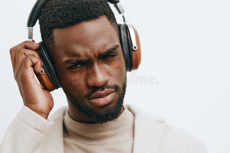 Som ger en amerikansk afro-musikbakgrund mode dj kille portrait headphone african black arkivfoto