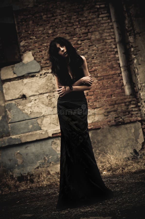 Somber portret van ziek gothmeisje stock afbeeldingen Somber portret van ziek gothmeisje stock afbeeldingen