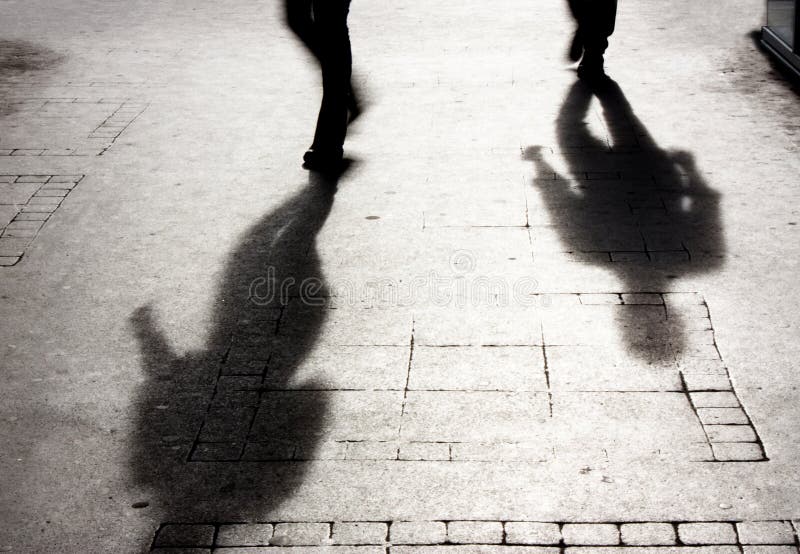 Sombra de duas pessoas no passeio patterened