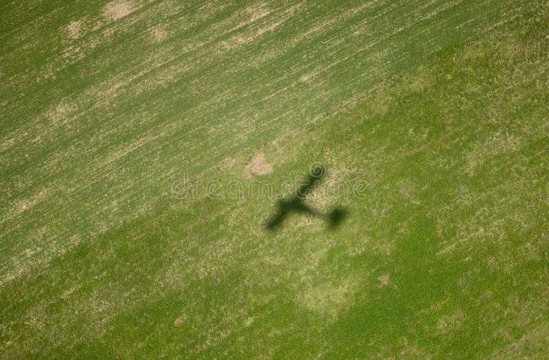 Sombra del aeroplano en campo verde imagen de archivo Sombra del aeroplano en campo verde imagen de archivo
