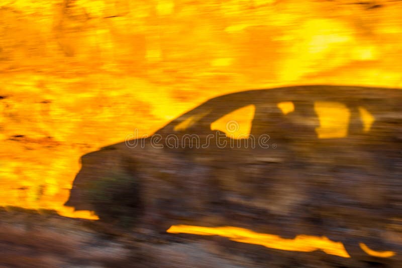 Sombra do carro no fundo rochoso imagem de stock Sombra do carro no fundo rochoso imagem de stock