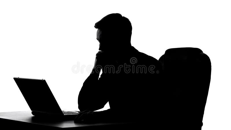 Sombra do homem de negócios virado que olha a tela do portátil, lendo a mensagem do chefe fotos de stock royalty free Sombra do homem de negócios virado que olha a tela do portátil, lendo a mensagem do chefe fotos de stock royalty free