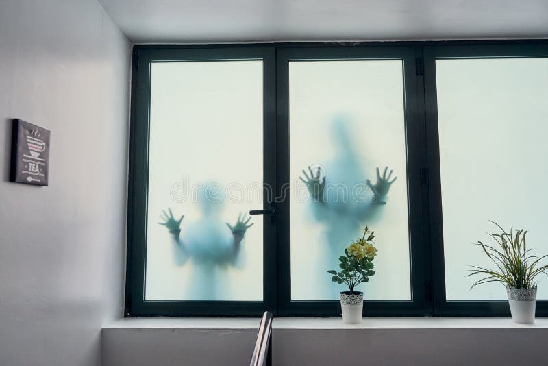 Sombras borrosas de dos ni?os del horror r Gente peligrosa detr?s del vidrio esmerilado Gente del misterio V?spera de Todos los S imagenes de archivo Sombras borrosas de dos ni?os del horror r Gente peligrosa detr?s del vidrio esmerilado Gente del misterio V?spera de Todos los S imagenes de archivo
