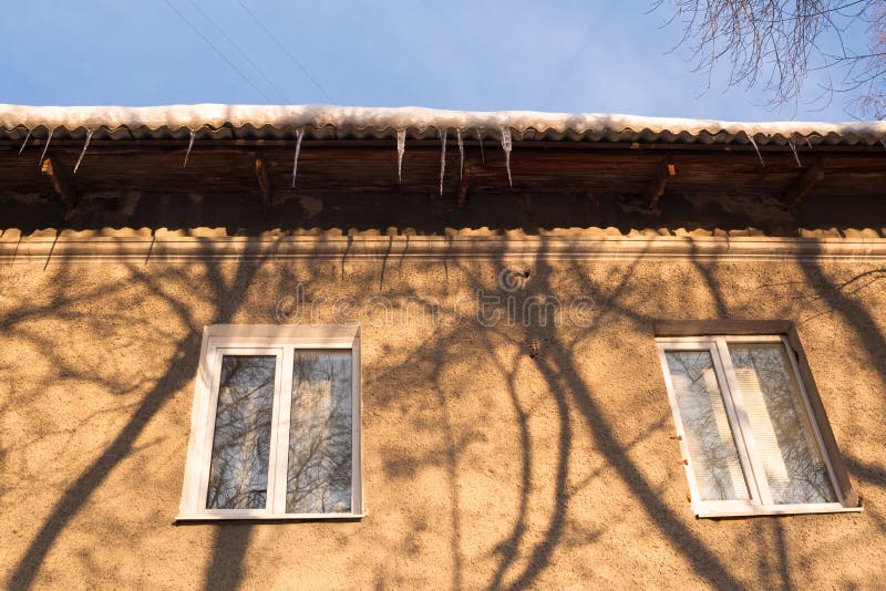 Casa De La Piedra Y Del Estuco Con El Tejado De Pizarra Imagen de