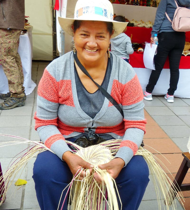 Mujer Ecuatoriana Está Tejiendo Sombrero Panama Foto de archivo editorial -  Imagen de mano, handmade: 258743048