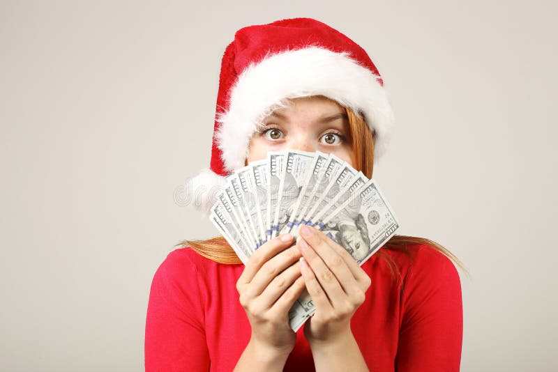 Sombrero femenino del ` s de Papá Noel del pelirrojo que lleva magnífico con el estallido-pom, celebrando días de fiesta festivos imágenes de archivo libres de regalías Sombrero femenino del ` s de Papá Noel del pelirrojo que lleva magnífico con el estallido-pom, celebrando días de fiesta festivos imágenes de archivo libres de regalías