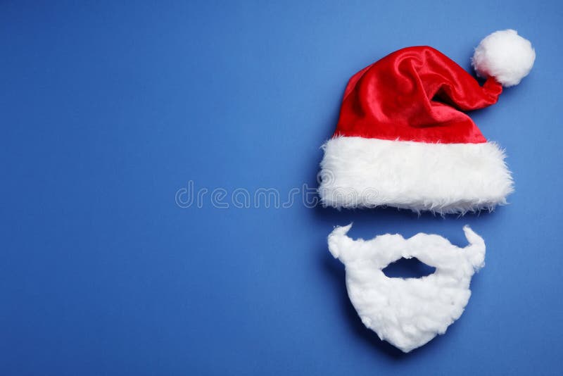 Sombrero y barba de Santa Claus sobre fondo azul, laca plana