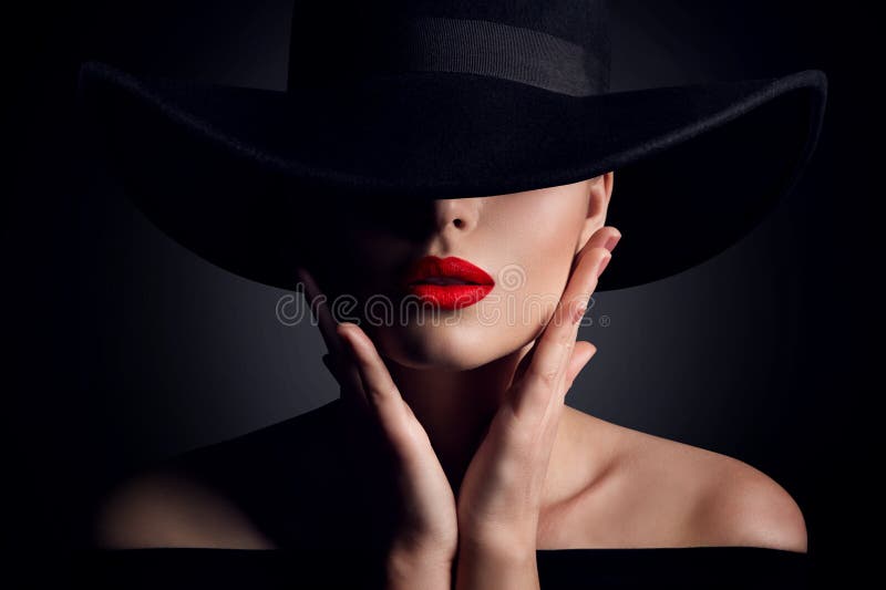 Sombrero y labios, modelo de moda elegante Retro Beauty Portrait de la mujer en negro imagenes de archivo
