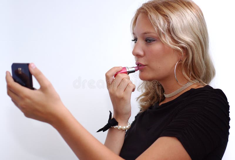 Mladá žena robí jej make-up.