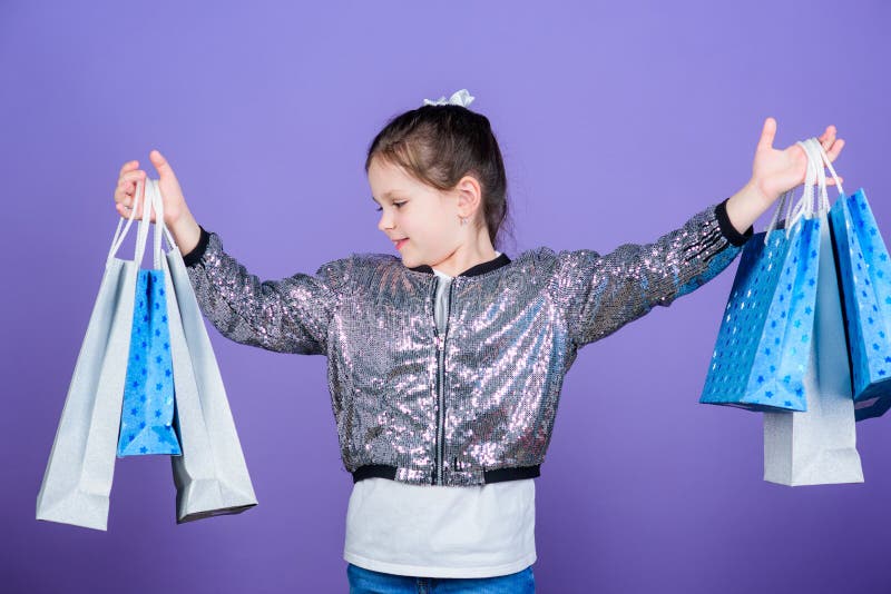 Somente de um dia Grande oferta Oferta especial Economia da compra do feriado Menina pequena com sacos de compras Vendas e discon fotos de stock royalty free Somente de um dia Grande oferta Oferta especial Economia da compra do feriado Menina pequena com sacos de compras Vendas e discon fotos de stock royalty free