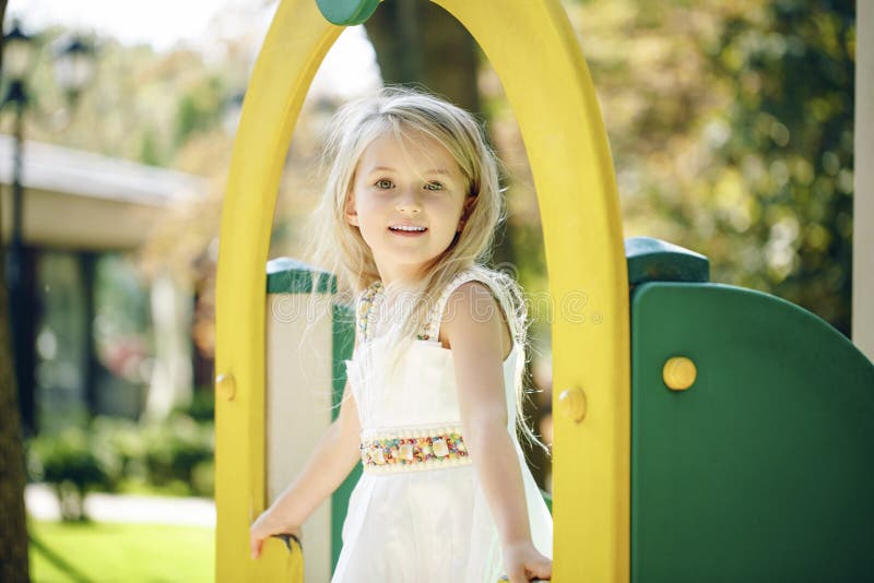 Sommar-, barndom-, fritid-, gest- och folkbegrepp - lycklig liten flicka som spelar på barnlekplats arkivbilder Sommar-, barndom-, fritid-, gest- och folkbegrepp - lycklig liten flicka som spelar på barnlekplats arkivbilder