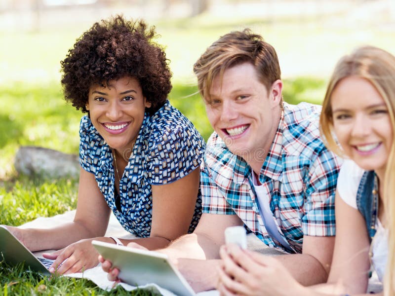 Sommar-, internet-, utbildnings-, universitetsområde- och studentbegrepp royaltyfri fotografi Sommar-, internet-, utbildnings-, universitetsområde- och studentbegrepp royaltyfri fotografi