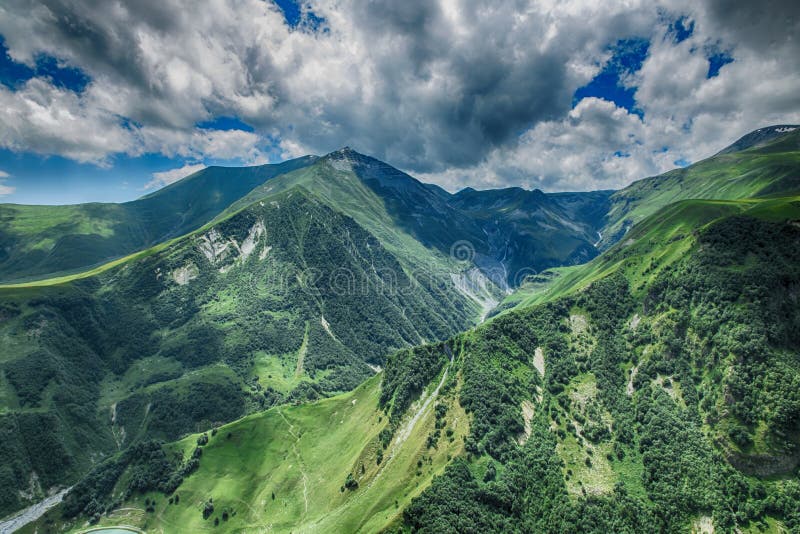 Sommar Kazbegi för landskap för Georgia bergnatur härlig arkivbilder Sommar Kazbegi för landskap för Georgia bergnatur härlig arkivbilder