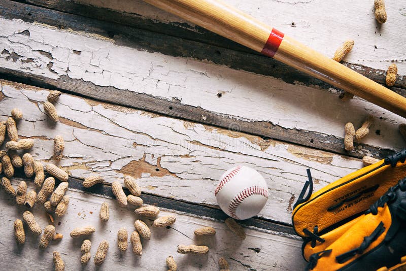 Sommar: Traditionella baseballobjekt på målad Wood bakgrund royaltyfri bild Sommar: Traditionella baseballobjekt på målad Wood bakgrund royaltyfri bild