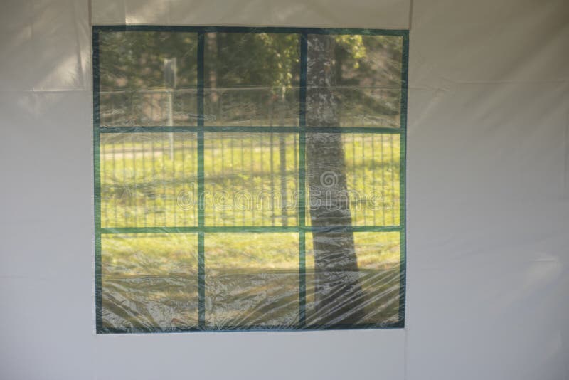 Sommaravgång från värmen. ingående intresse. insyn arkivfoto