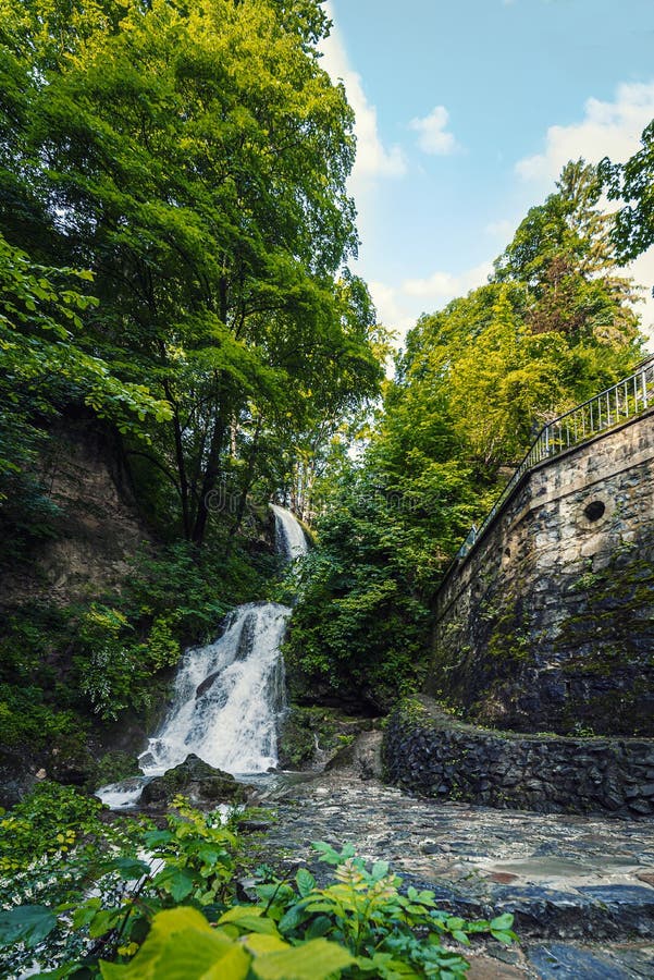 Sommarlandskap, härlig vattenfall royaltyfri fotografi Sommarlandskap, härlig vattenfall royaltyfri fotografi