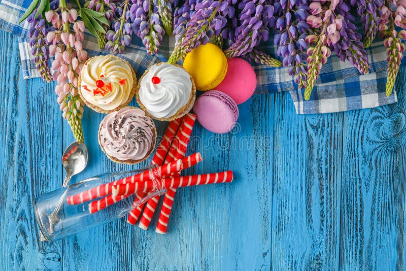 Sommarmorgonfrukost i trädgård med blommor på tabellen fotografering för bildbyråer Sommarmorgonfrukost i trädgård med blommor på tabellen fotografering för bildbyråer