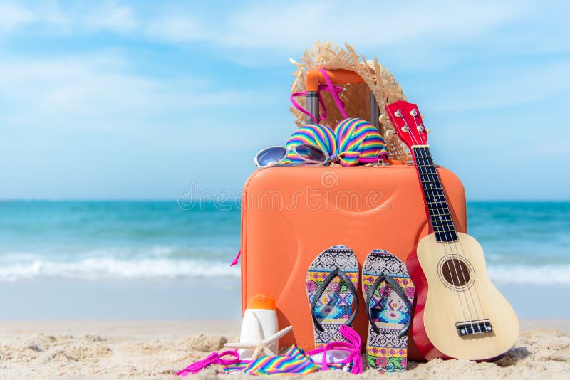 Sommarresande med den gamla resväska- och modekvinnabaddräktbikinin, sjöstjärna, solexponeringsglas, hatt Lopp i ferien, royaltyfria foton Sommarresande med den gamla resväska- och modekvinnabaddräktbikinin, sjöstjärna, solexponeringsglas, hatt Lopp i ferien, royaltyfria foton