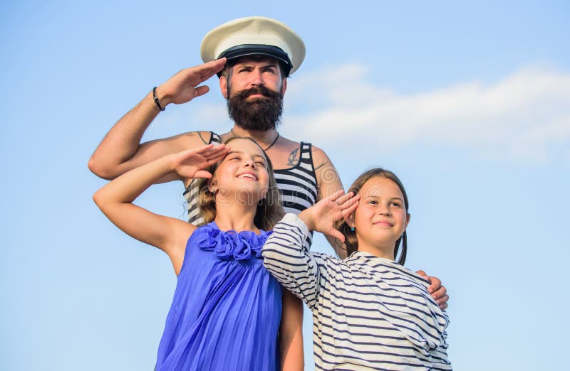 Sommarreseplan. lycklig familj. Fadersjöman och döttrar utomhus. Välkommen ombord. marin rundtur. hav royaltyfria bilder